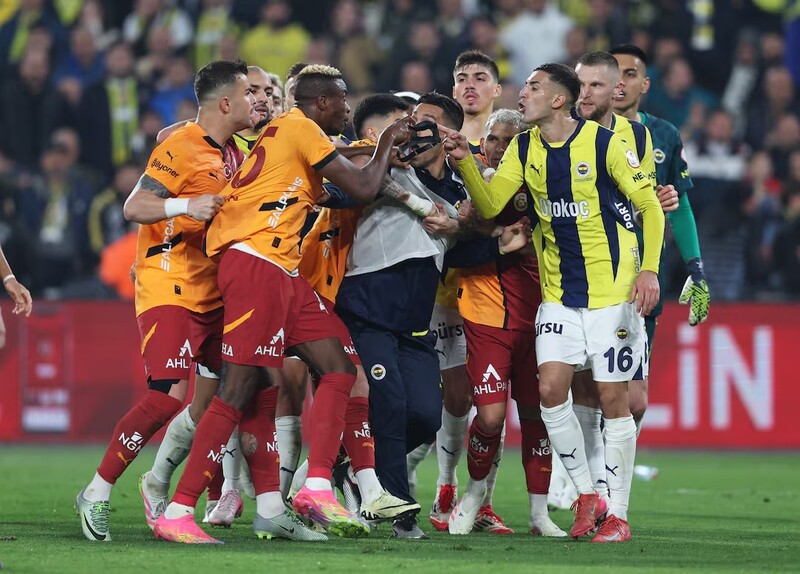 Galatasaray vs Fenerbahce - Căng thẳng, quyết liệt và bùng nổ